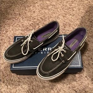 Woman’s black Sperrys size 8